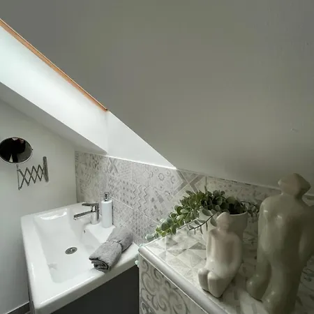 Gumikacsa Vendeghaz Apartment Tatabanya